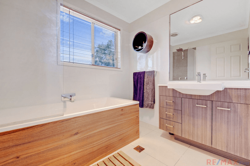 3 Bottlebrush Place, Little Mountain, QLD 4551