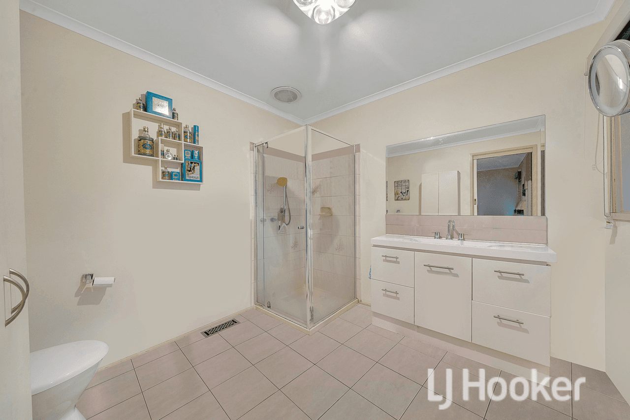 8 Winnima Avenue, HAMPTON PARK, VIC 3976