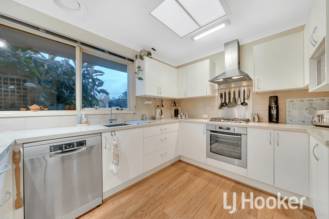 8 Winnima Avenue, HAMPTON PARK, VIC 3976