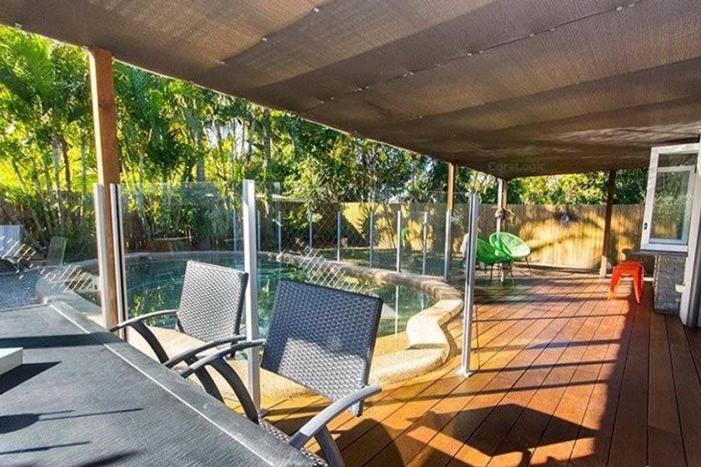 17 Coombabah Road, RUNAWAY BAY, QLD 4216