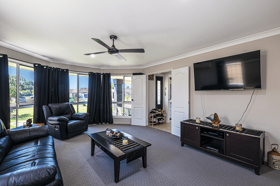 13 Albatross Ct, Banksia Beach, QLD 4507