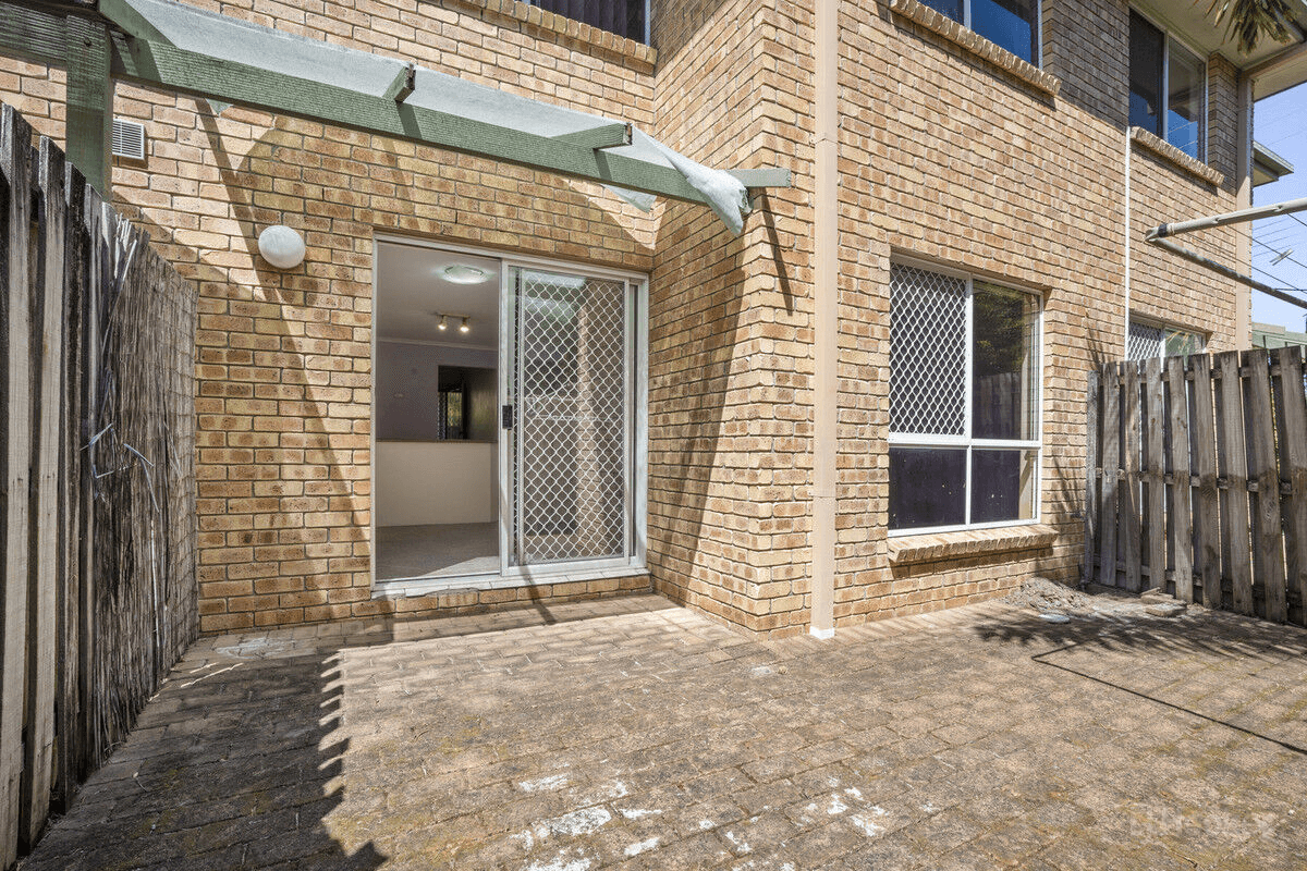 2/6 Harley Street, LABRADOR, QLD 4215