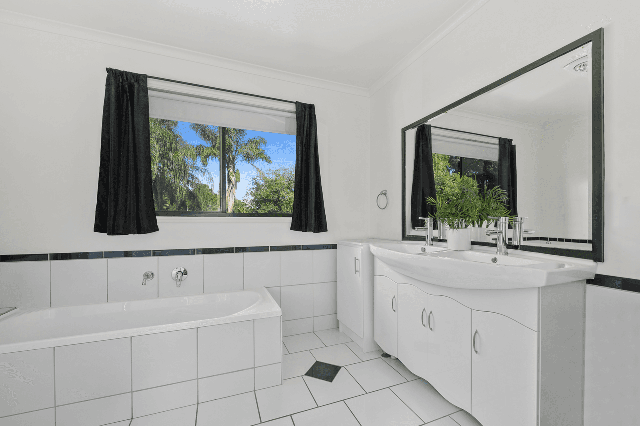 15 Colonial Way, WOOMBYE, QLD 4559