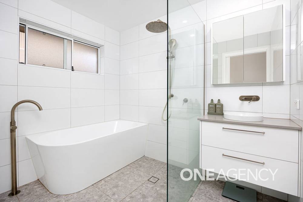 6 LANSDOWNE AVENUE, LAKE ALBERT, NSW 2650