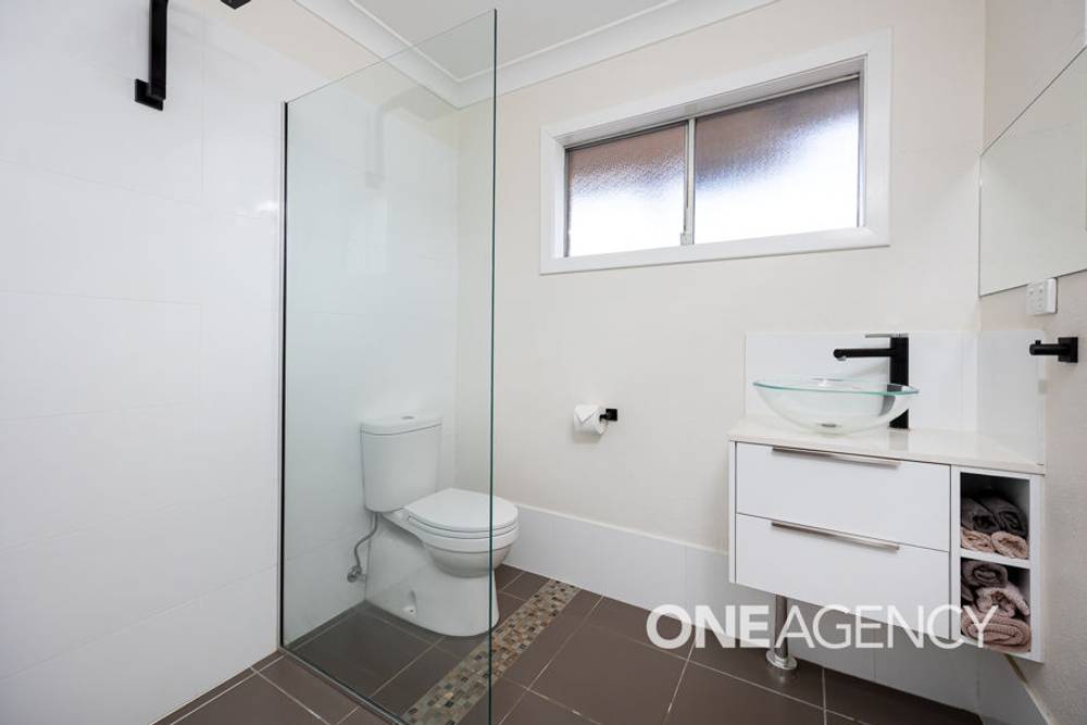 6 LANSDOWNE AVENUE, LAKE ALBERT, NSW 2650