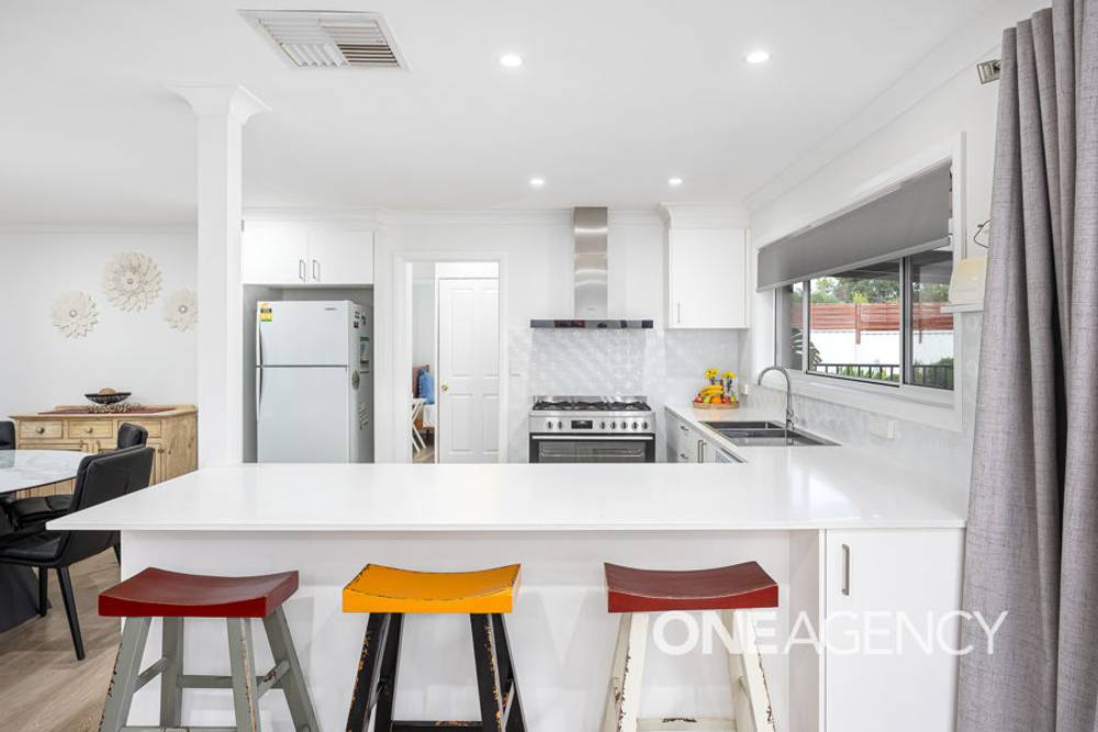 6 LANSDOWNE AVENUE, LAKE ALBERT, NSW 2650