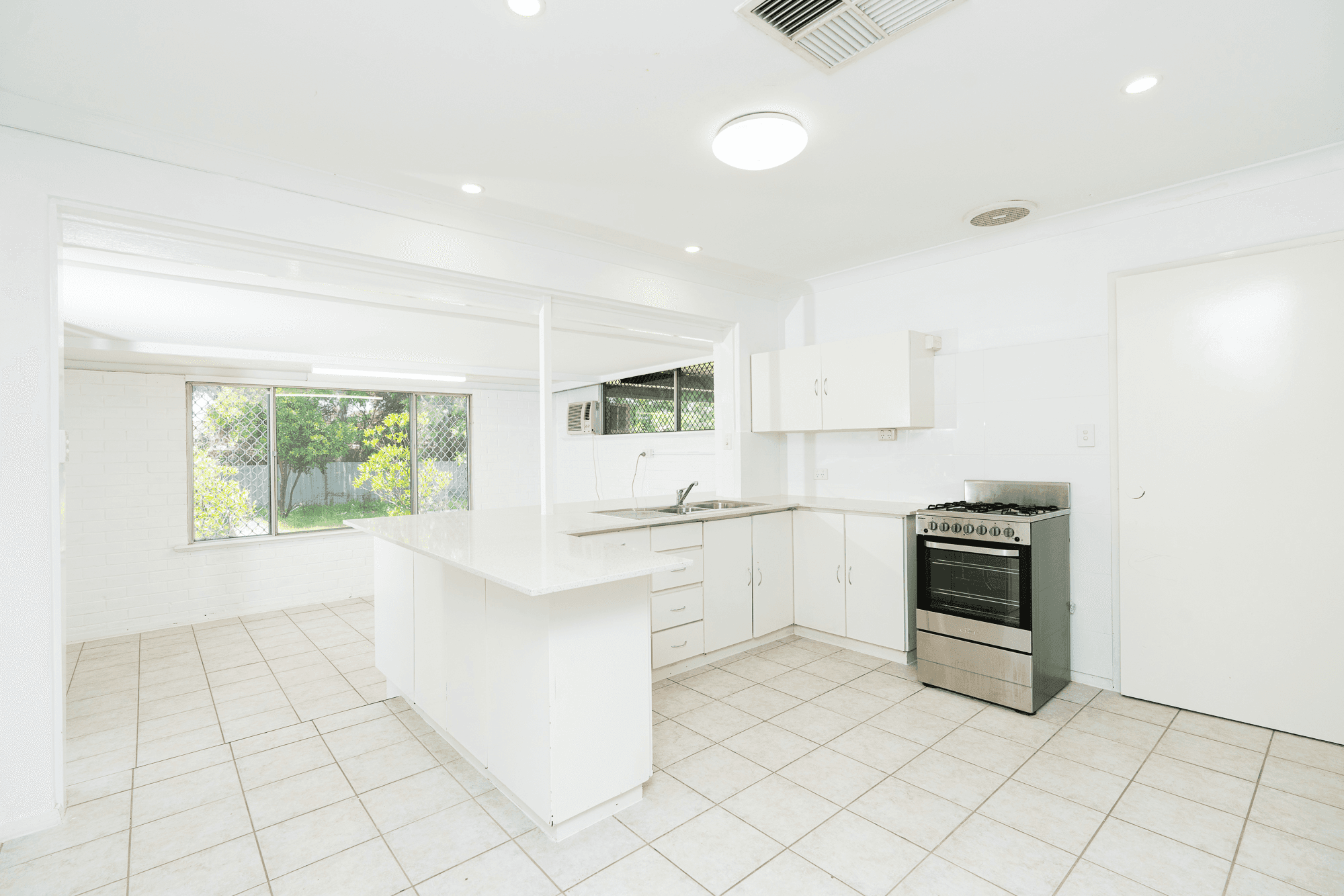 6 Jacobsen Way, THORNLIE, WA 6108