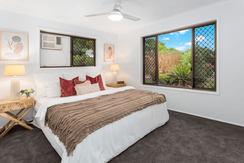 33 Flametree Court, WALLOON, QLD 4306