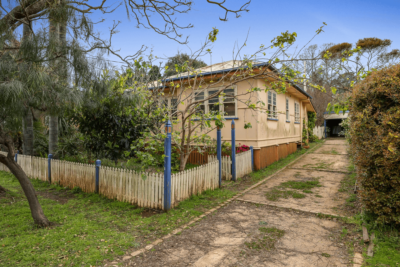 6 Loye Street, NORTH TOOWOOMBA, QLD 4350