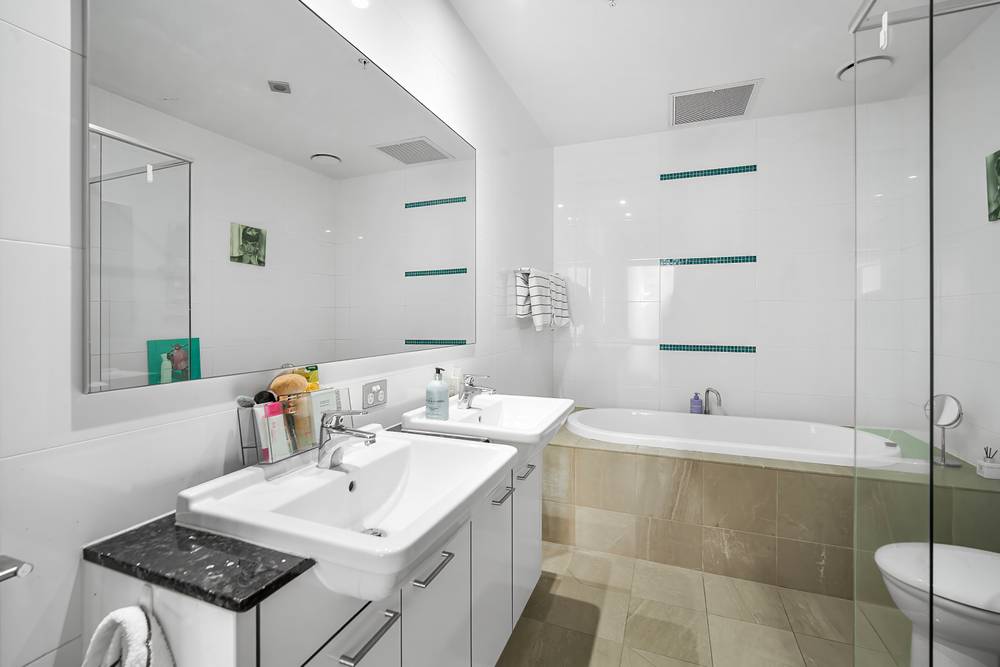 2403/22 Surf Parade, BROADBEACH, QLD 4218