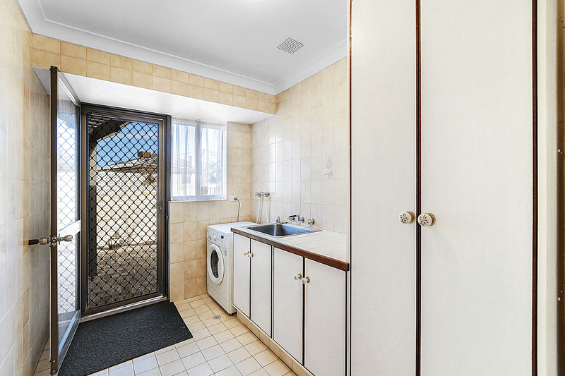 4 Georges Close, KALLAROO, WA 6025