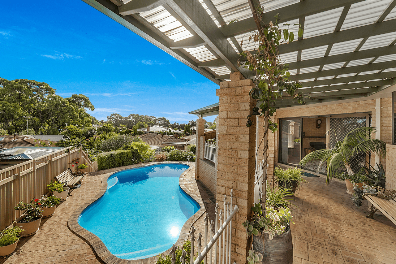 4 Georges Close, KALLAROO, WA 6025