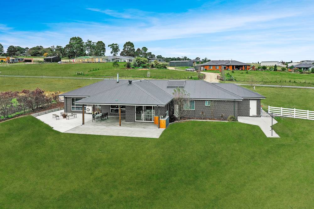16 Davidson Drive, Wy Yung, VIC 3875