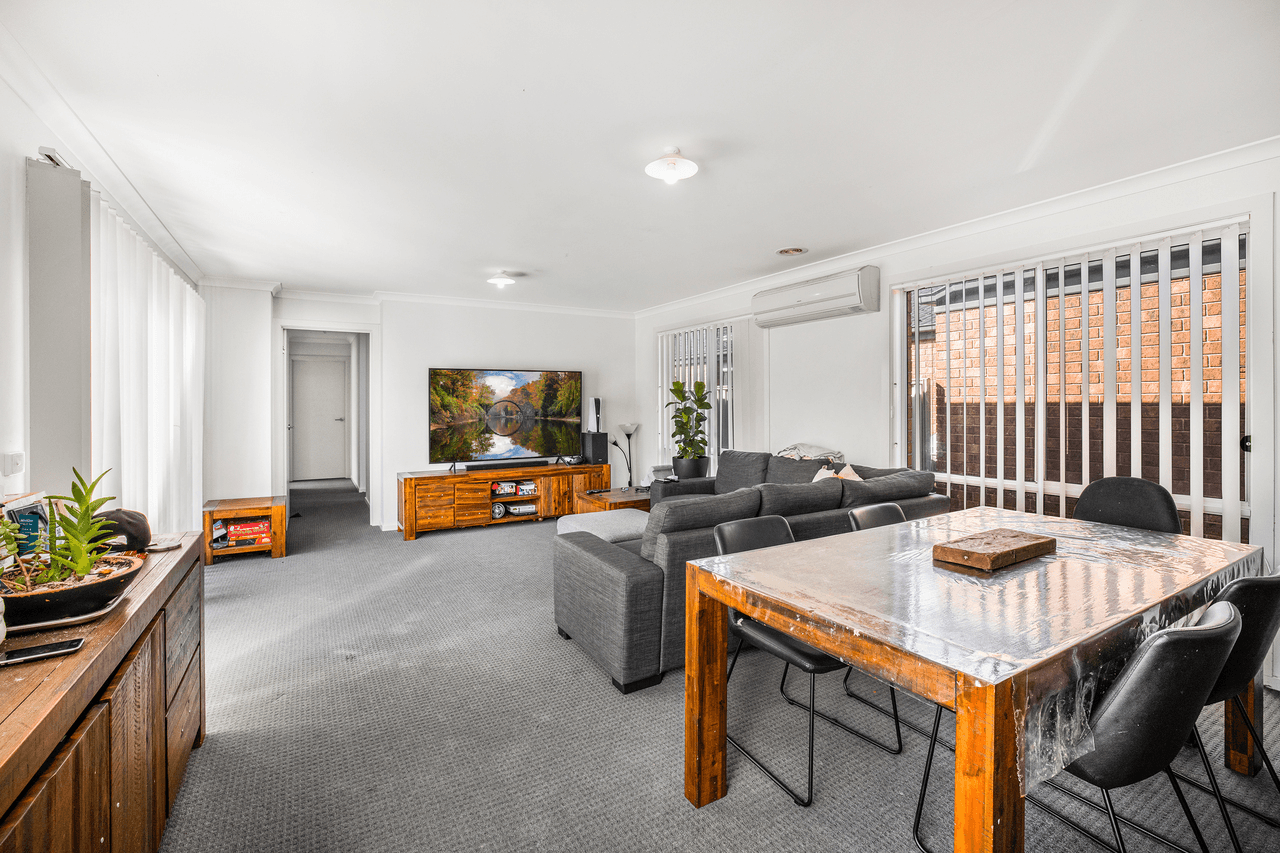 90 Henry Road, PAKENHAM, VIC 3810