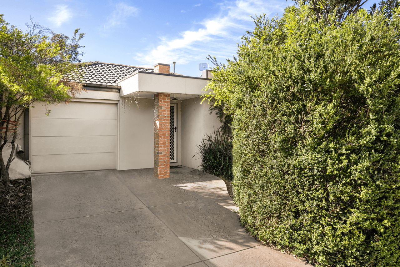 90 Henry Road, PAKENHAM, VIC 3810