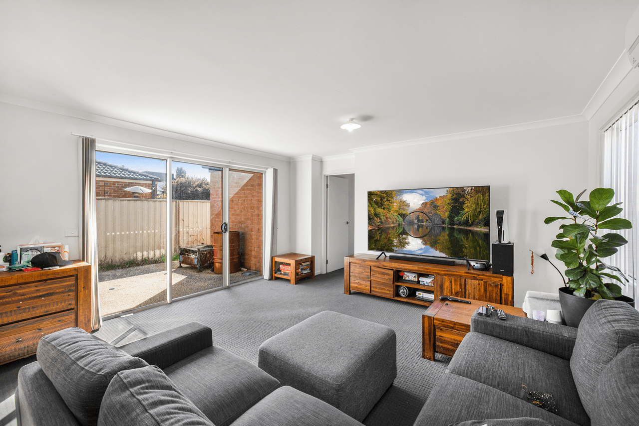 90 Henry Road, PAKENHAM, VIC 3810