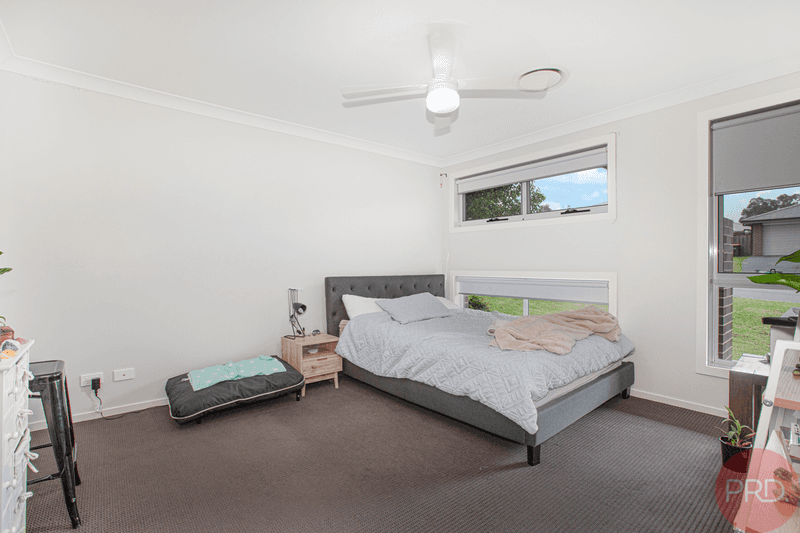 4 Songlark Place, ABERGLASSLYN, NSW 2320