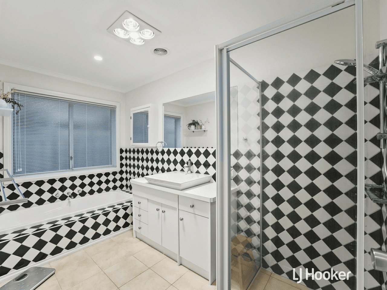 18 Woodland Heath Drive, INVERLOCH, VIC 3996