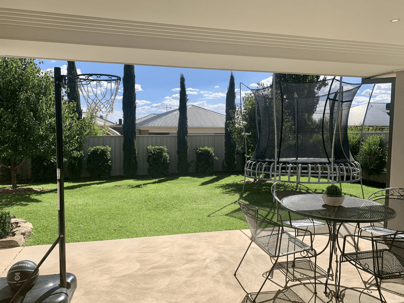 4 Colombo Avenue, Gobbagombalin, NSW 2650