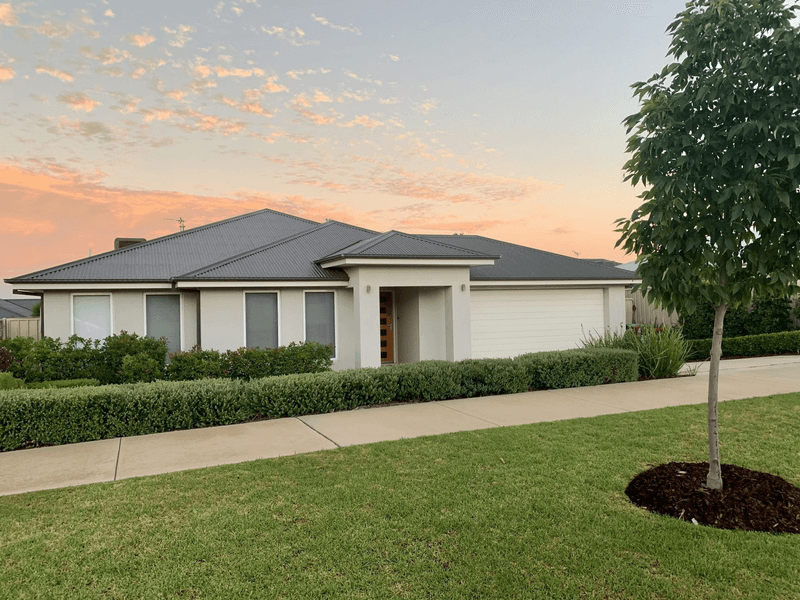 4 Colombo Avenue, Gobbagombalin, NSW 2650