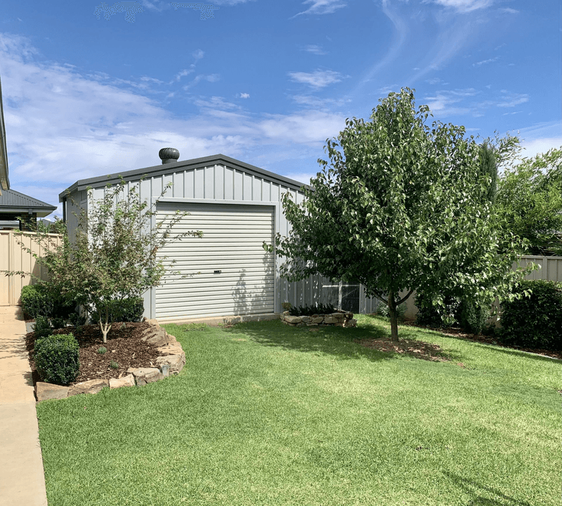 4 Colombo Avenue, Gobbagombalin, NSW 2650