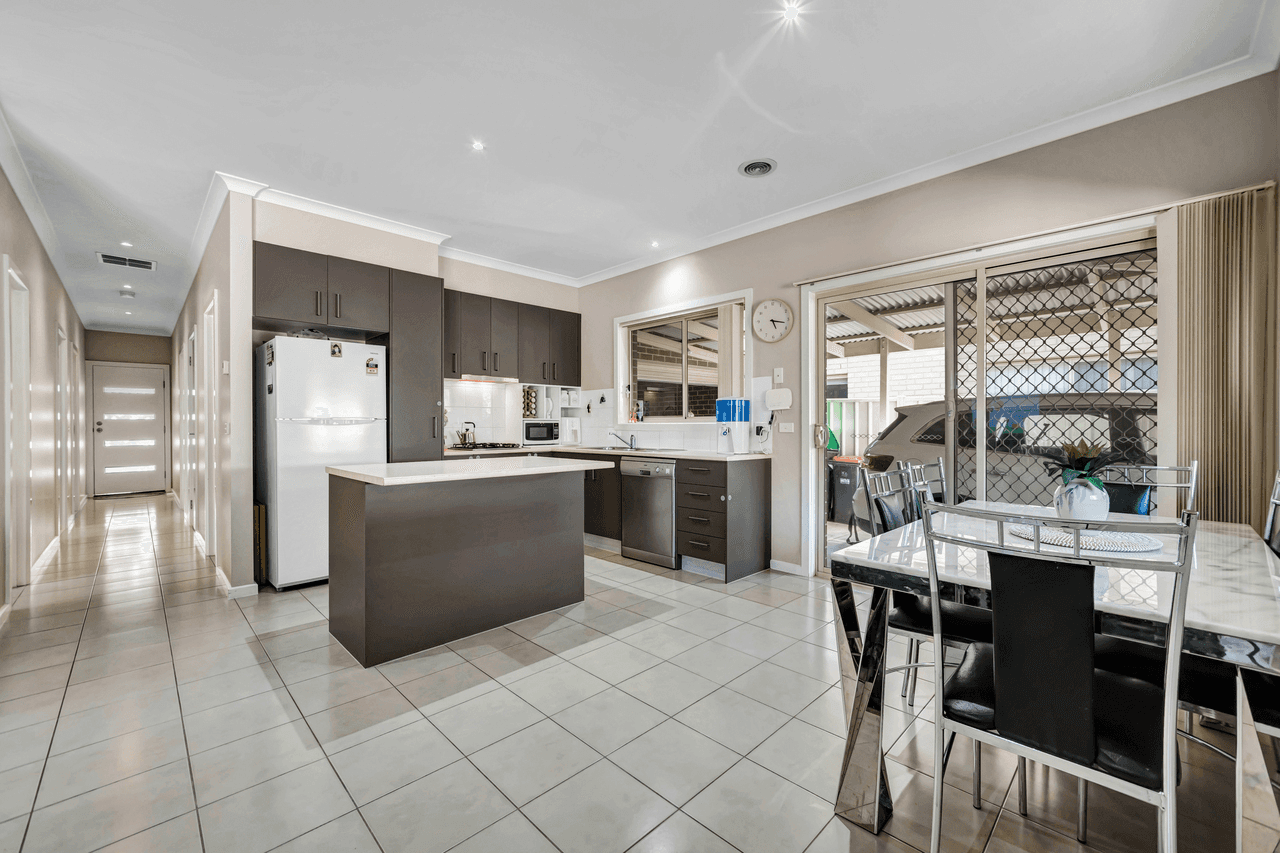 16 Etheridge Rise, CAROLINE SPRINGS, VIC 3023