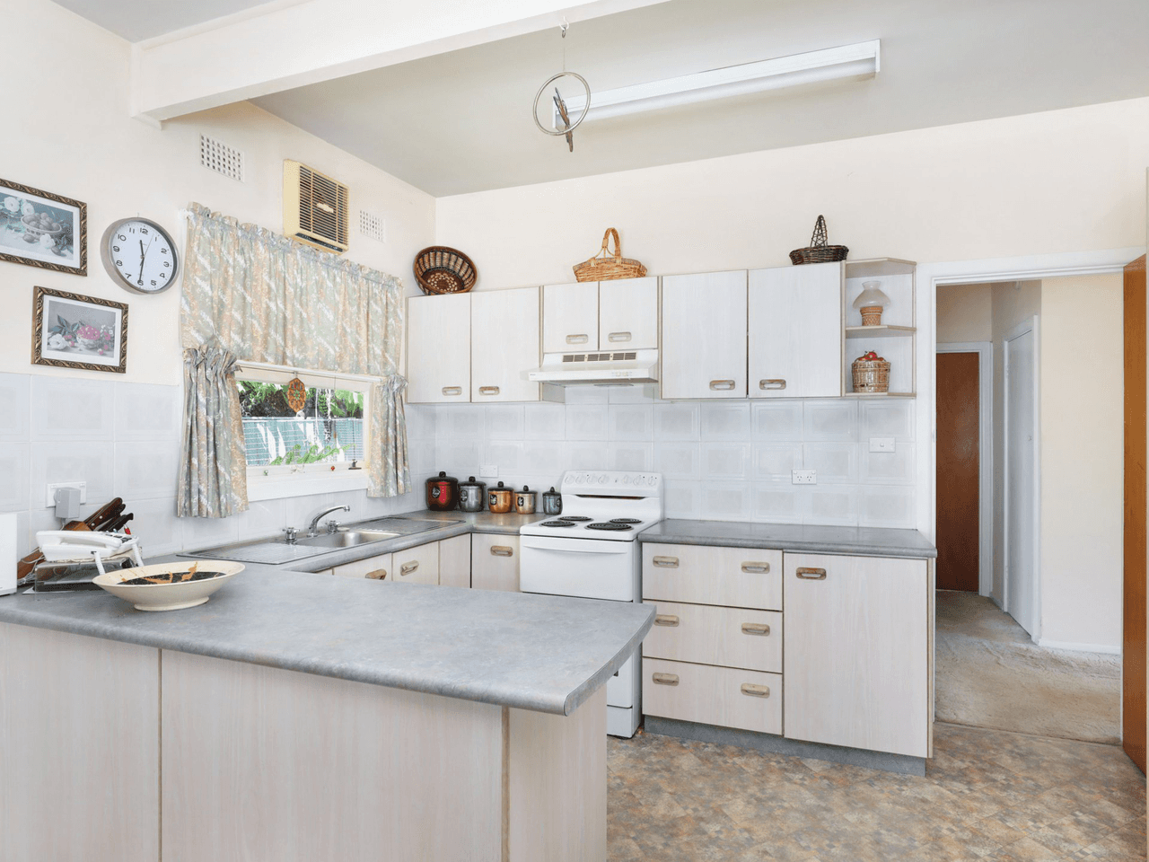 1 Leigh Crescent, UNANDERRA, NSW 2526