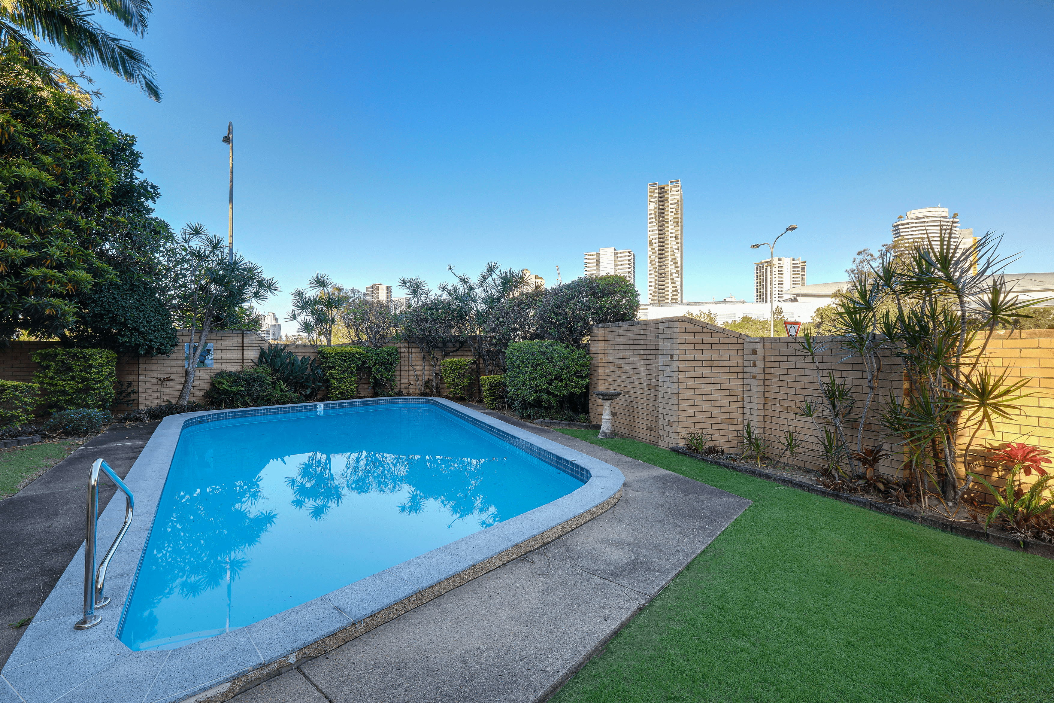 17/2 T E Peters Drive, BROADBEACH WATERS, QLD 4218