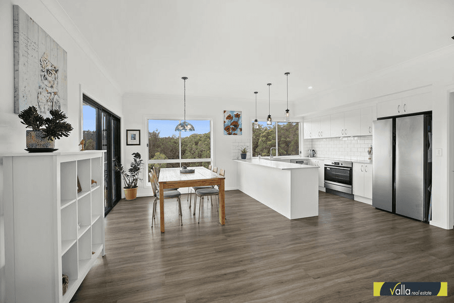 86 LAKEVIEW CLOSE, NORTH MACKSVILLE, NSW 2447