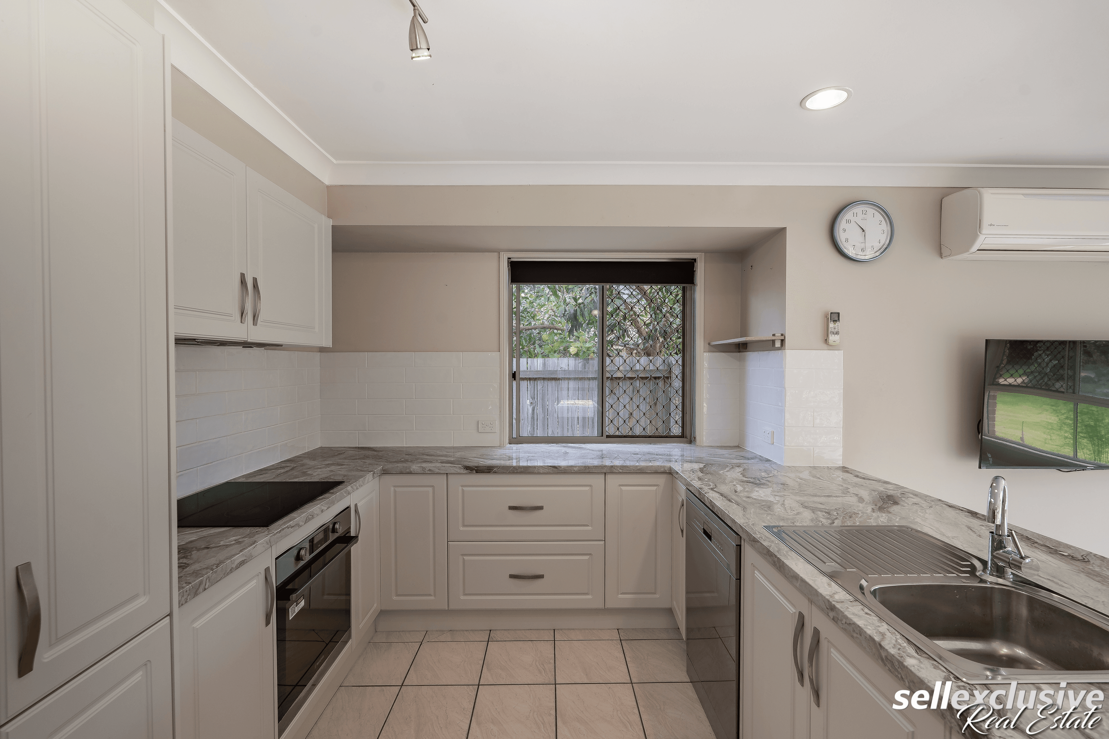 5 Smout Court, Sandstone Point, QLD 4511