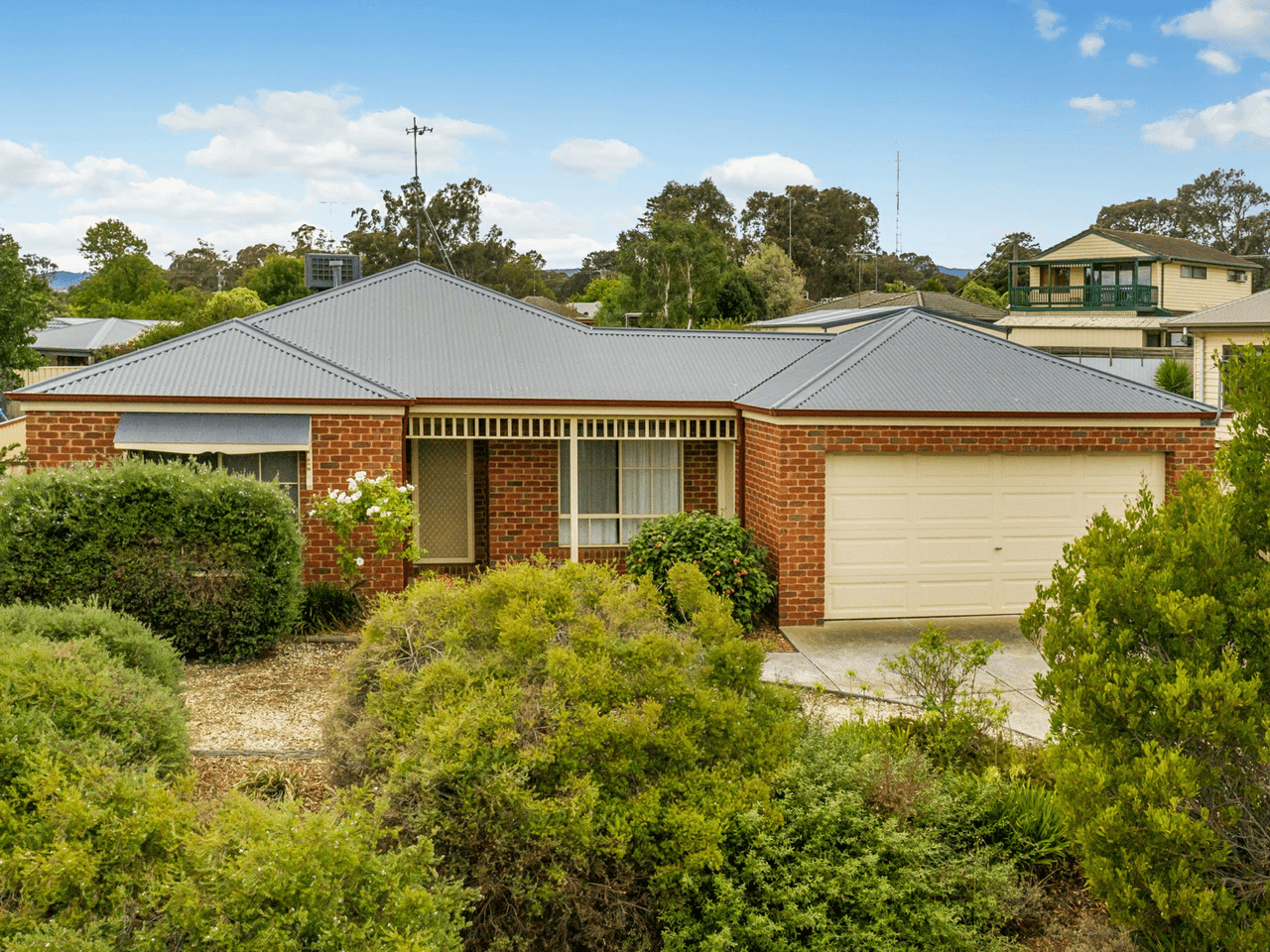 11 Catherine Court, BROADFORD, VIC 3658