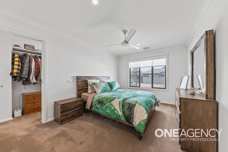 8 Oakwood Close, OFFICER, VIC 3809