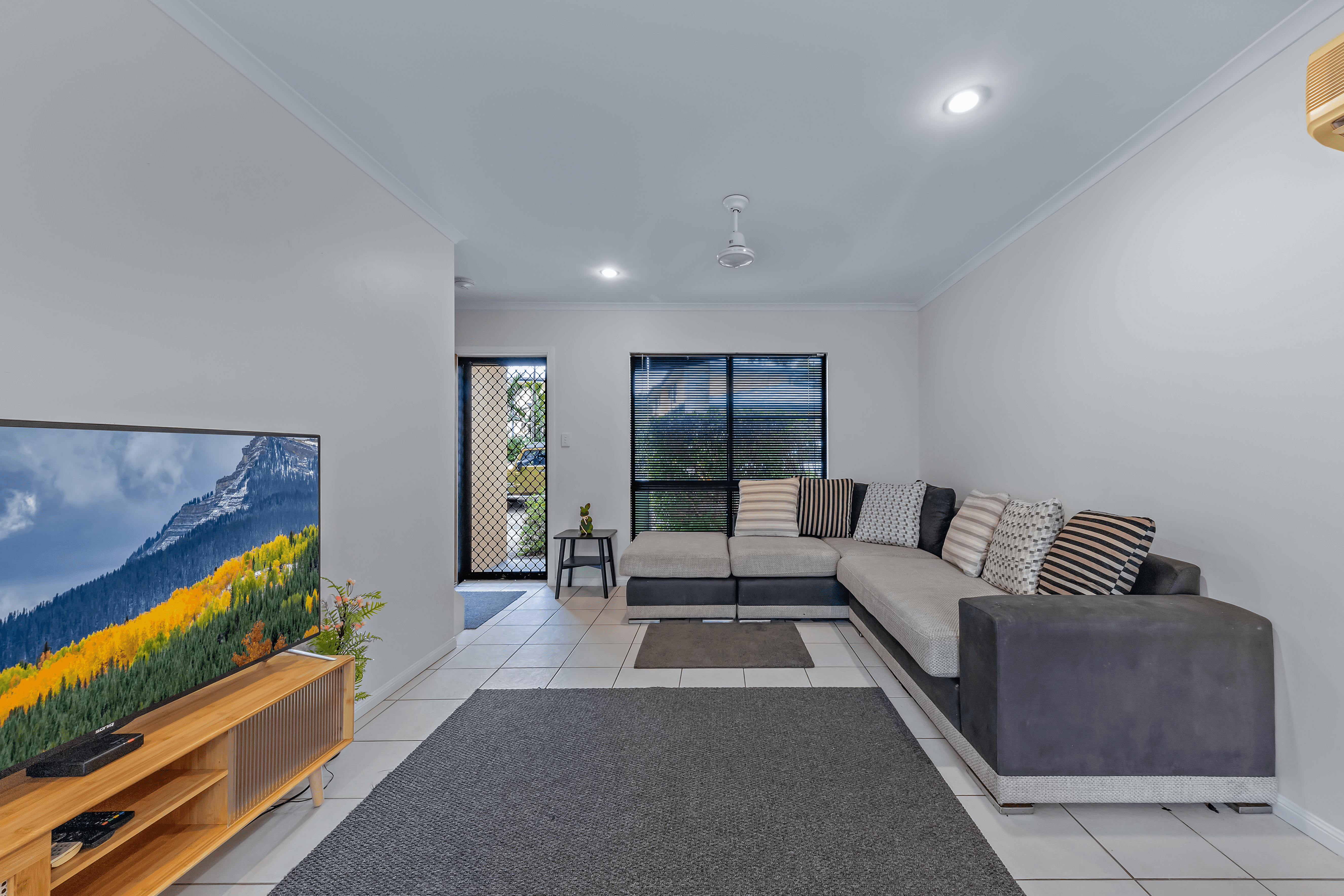 8/16 Beach Road, CANNONVALE, QLD 4802