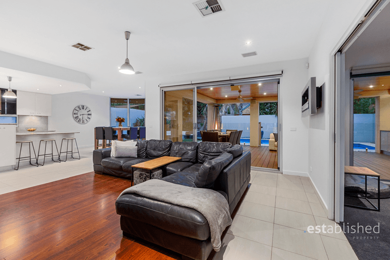 34 Tournament Drive, SANCTUARY LAKES, VIC 3030