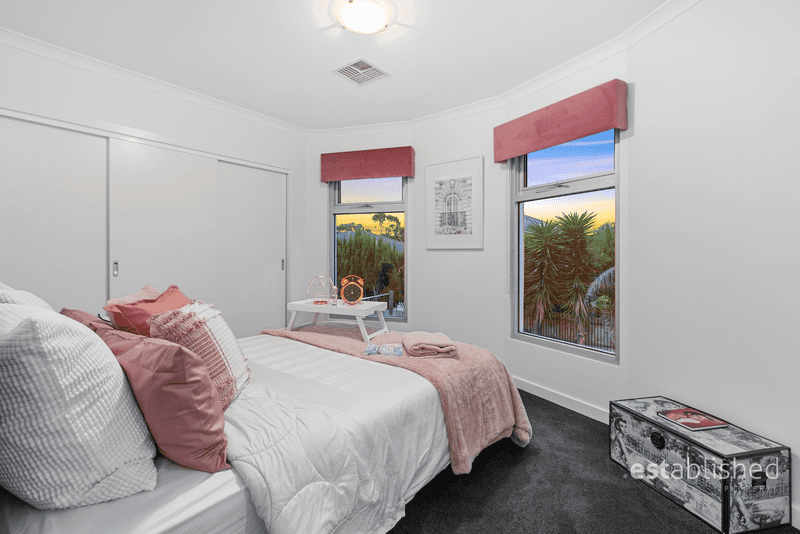 34 Tournament Drive, SANCTUARY LAKES, VIC 3030