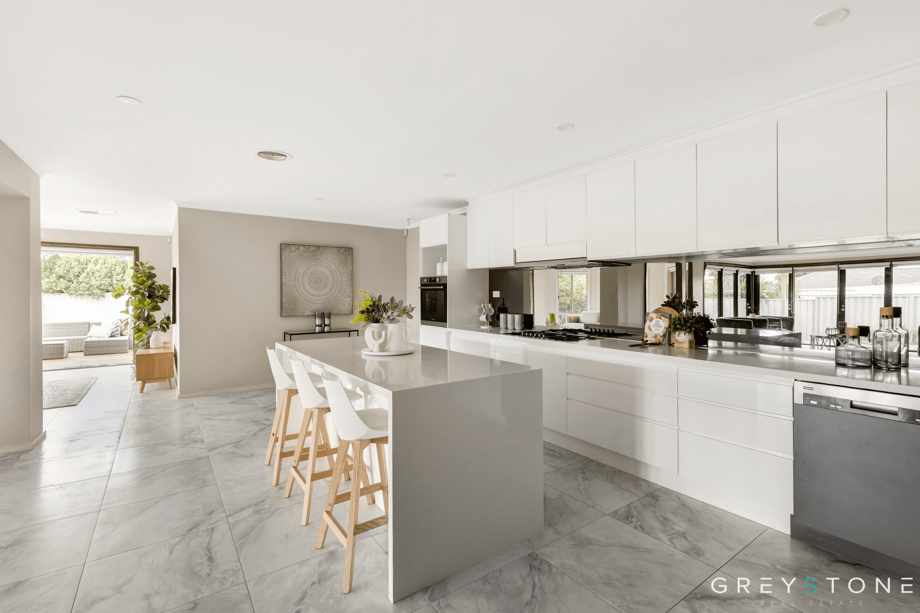 2 Moreton Close, CAROLINE SPRINGS, VIC 3023