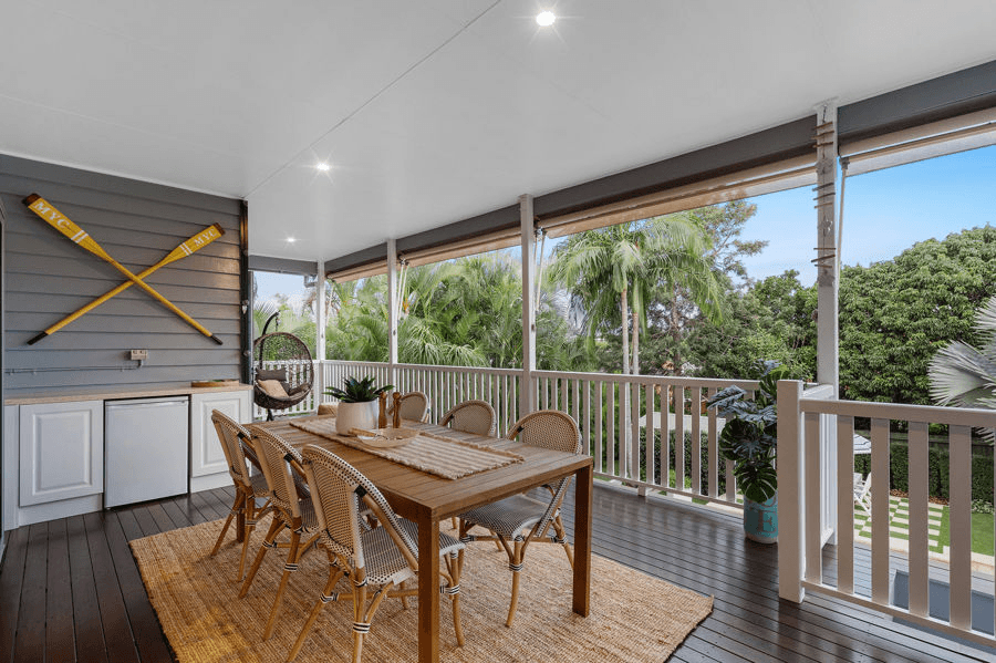 17  Burlington Street, HOLLAND PARK, QLD 4121