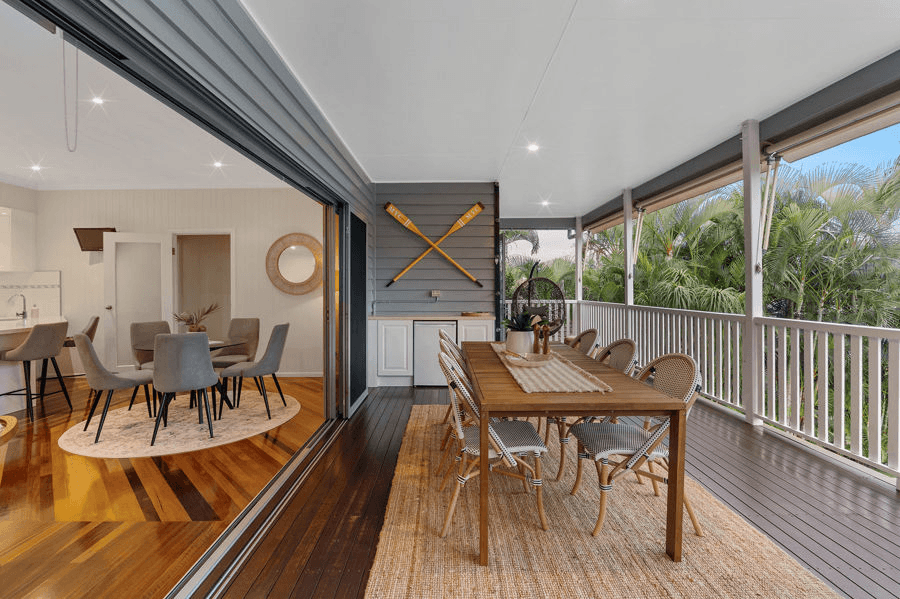 17  Burlington Street, HOLLAND PARK, QLD 4121