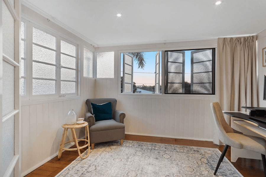 17  Burlington Street, HOLLAND PARK, QLD 4121