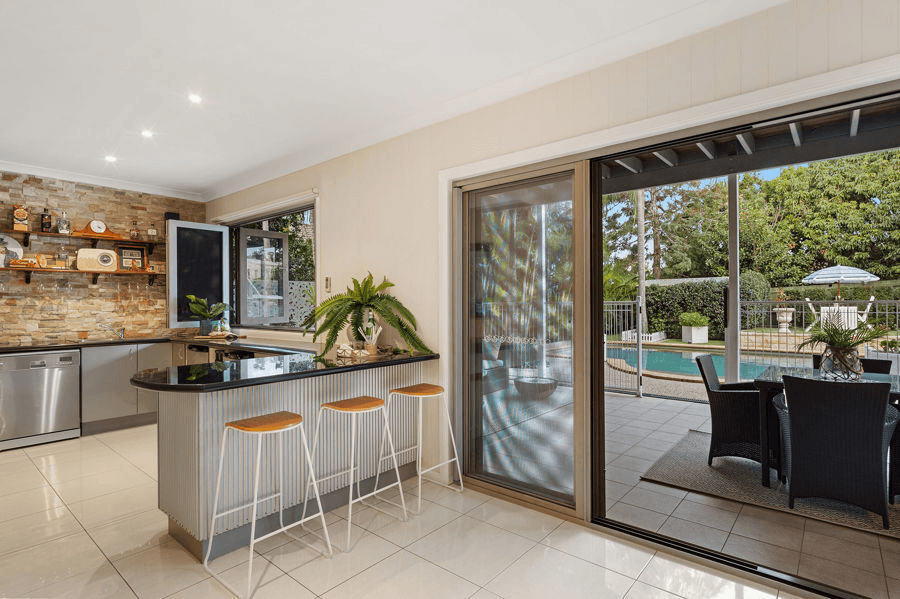 17  Burlington Street, HOLLAND PARK, QLD 4121