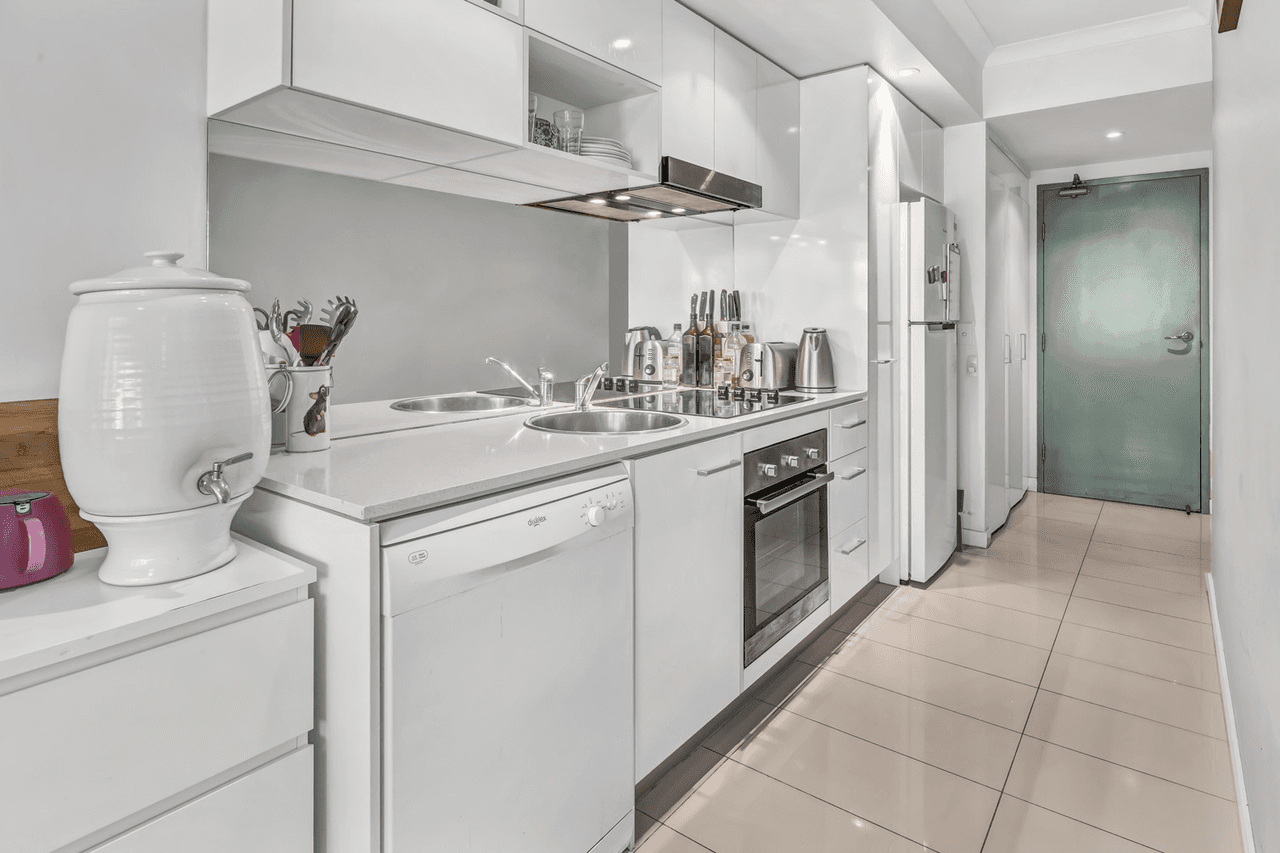 104/33-37 Madang Crescent, RUNAWAY BAY, QLD 4216