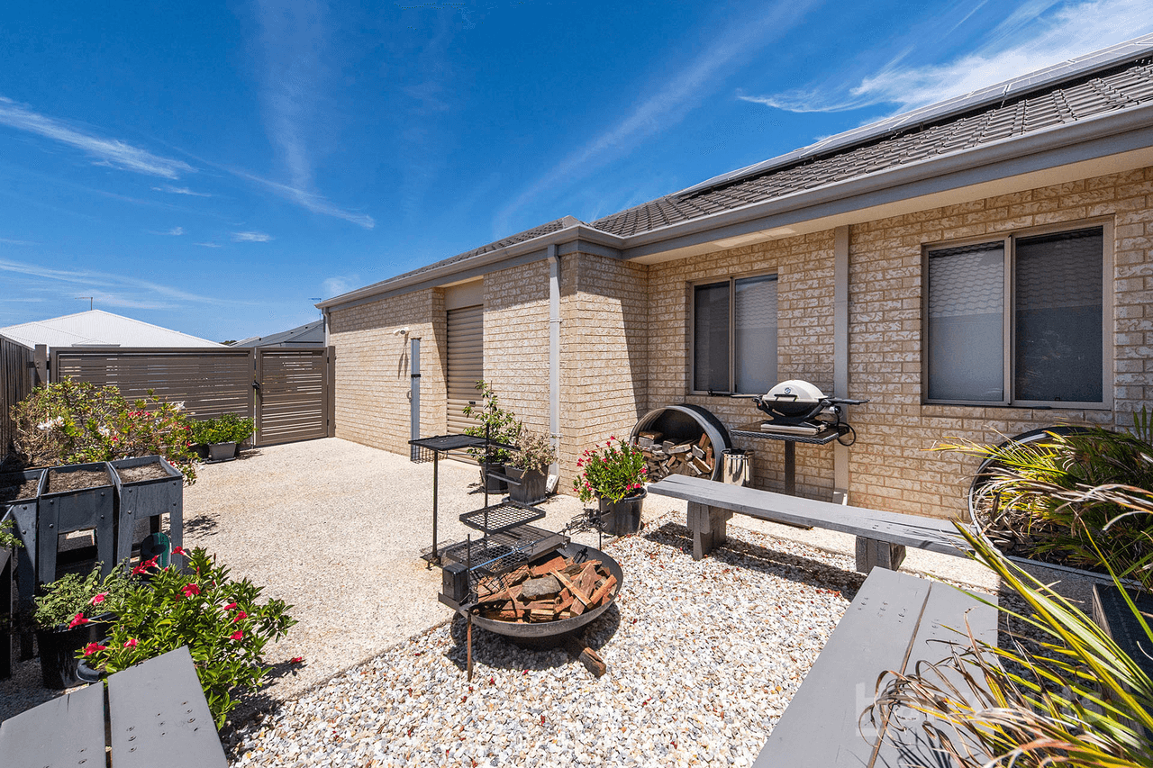 11 Jennerae Bend, HALLS HEAD, WA 6210