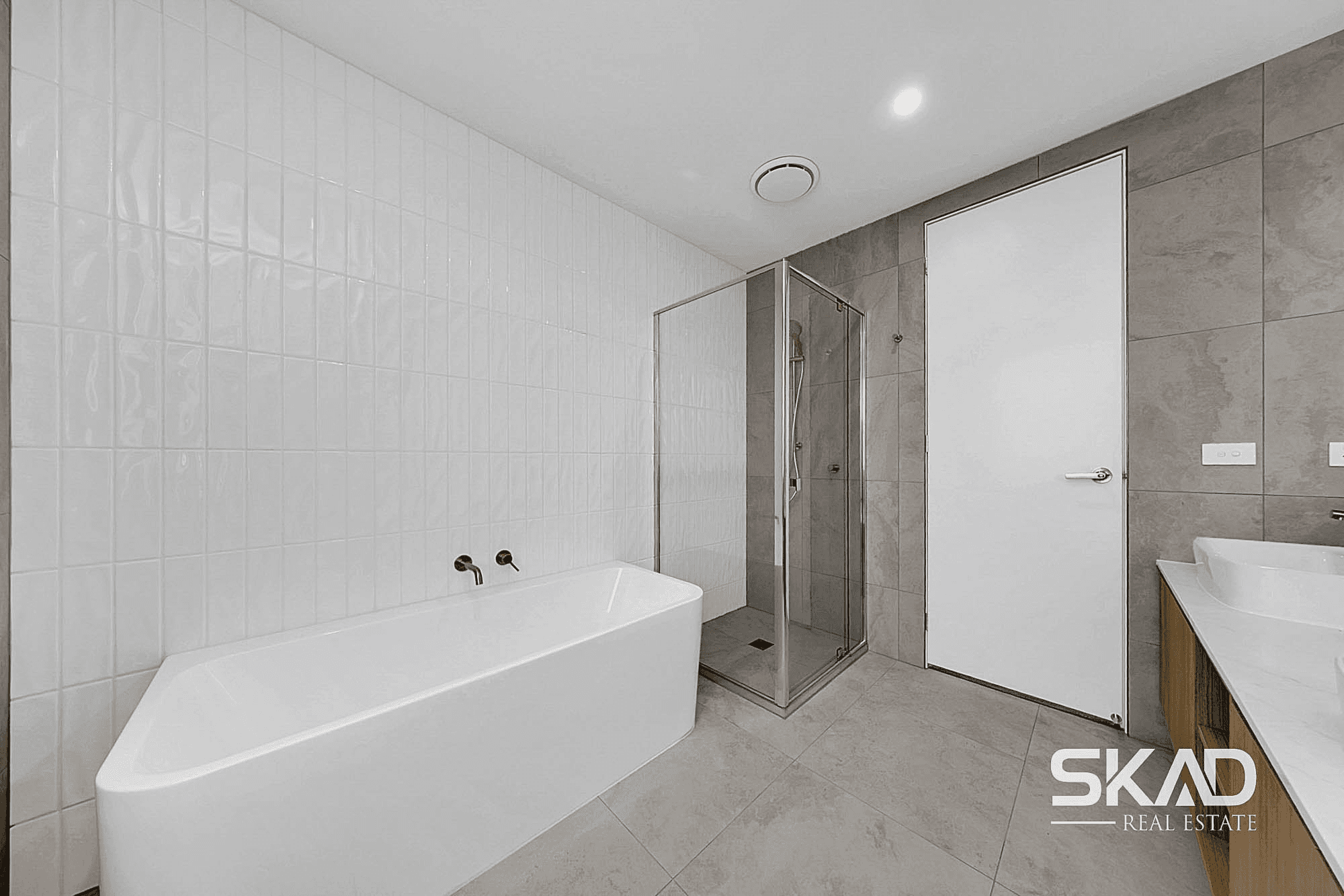 1/6 Lambassa Grove, RESERVOIR, VIC 3073