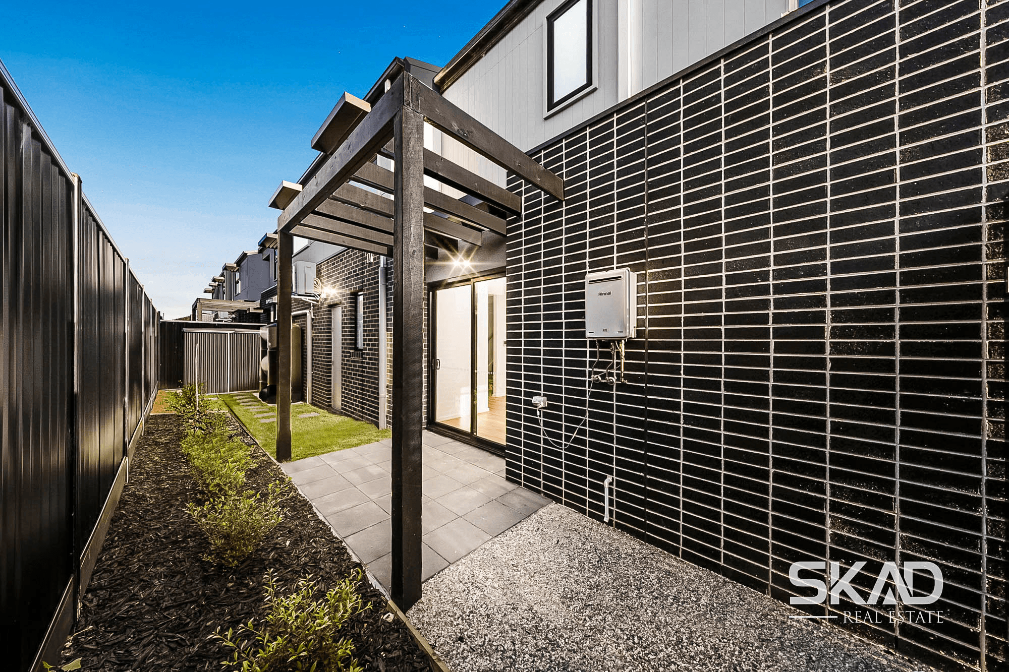 1/6 Lambassa Grove, RESERVOIR, VIC 3073