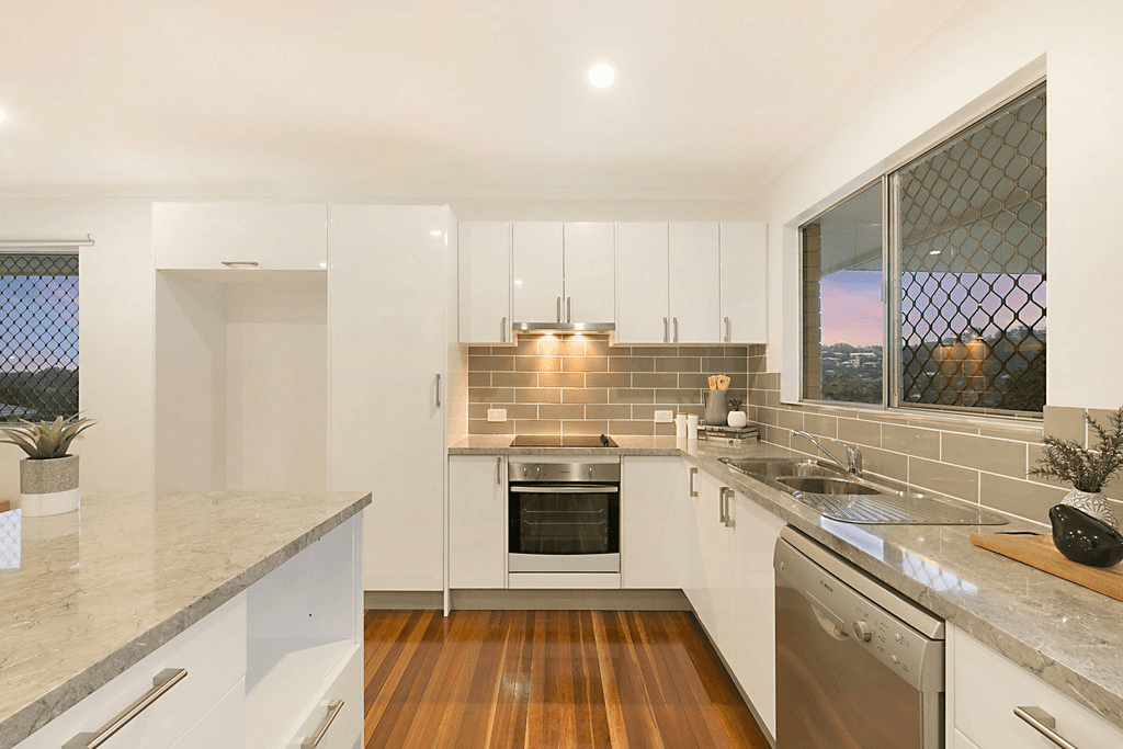 52 BARBARALLA Drive, SPRINGWOOD, QLD 4127