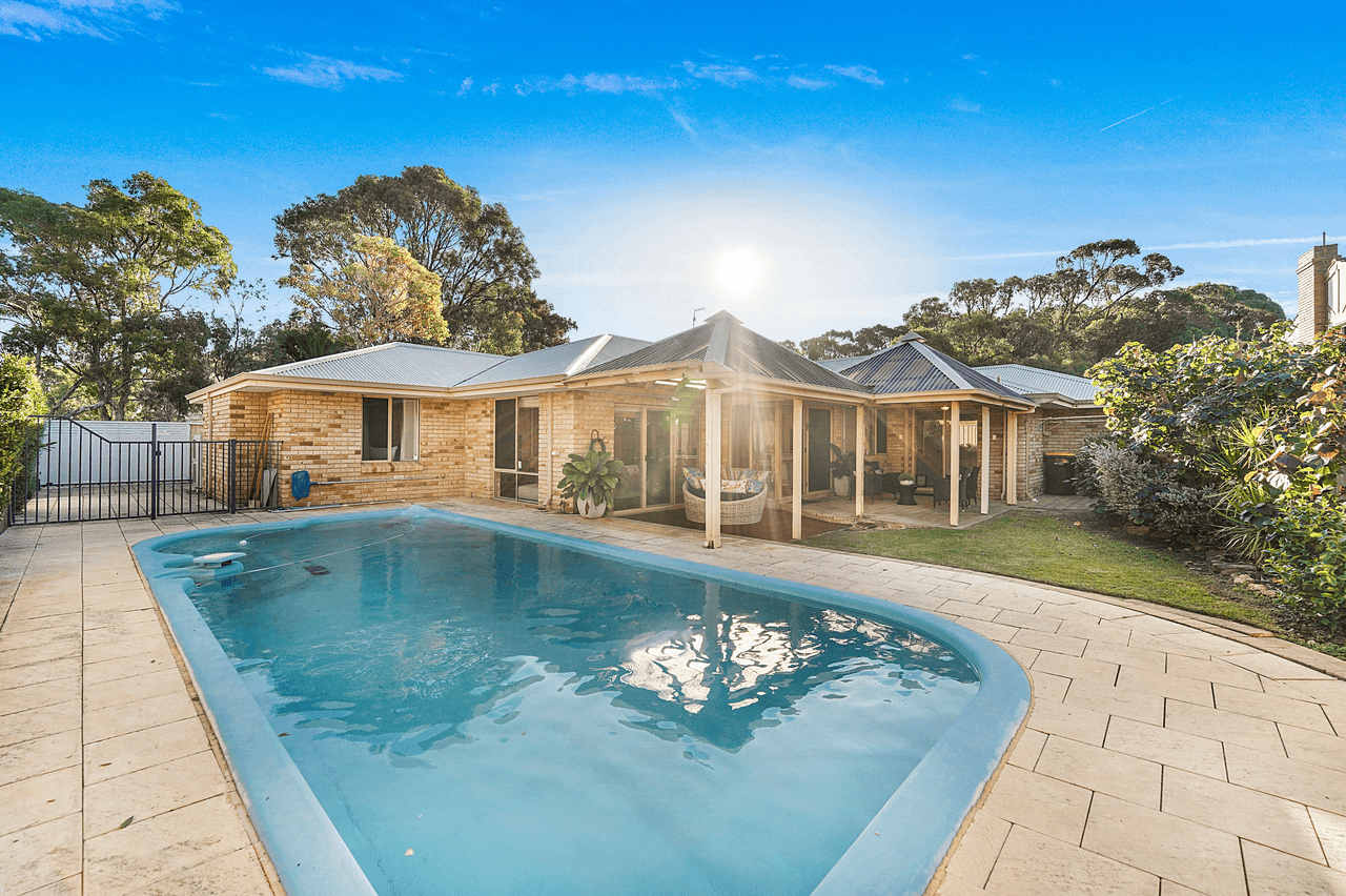 24 Castlecrag Drive, KALLAROO, WA 6025