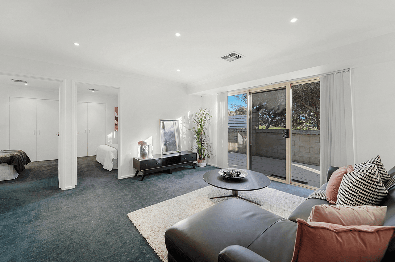 24 Castlecrag Drive, KALLAROO, WA 6025