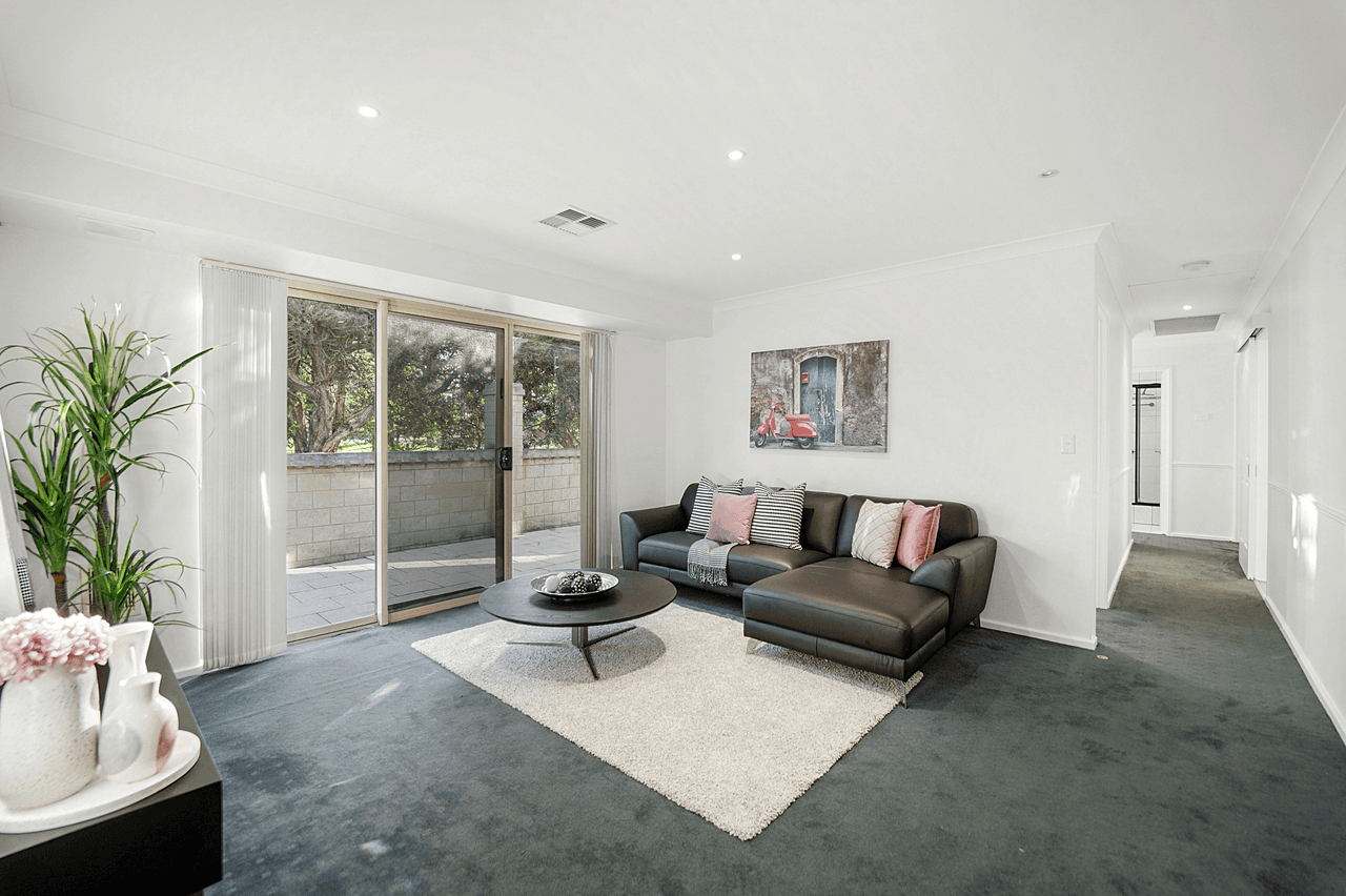 24 Castlecrag Drive, KALLAROO, WA 6025