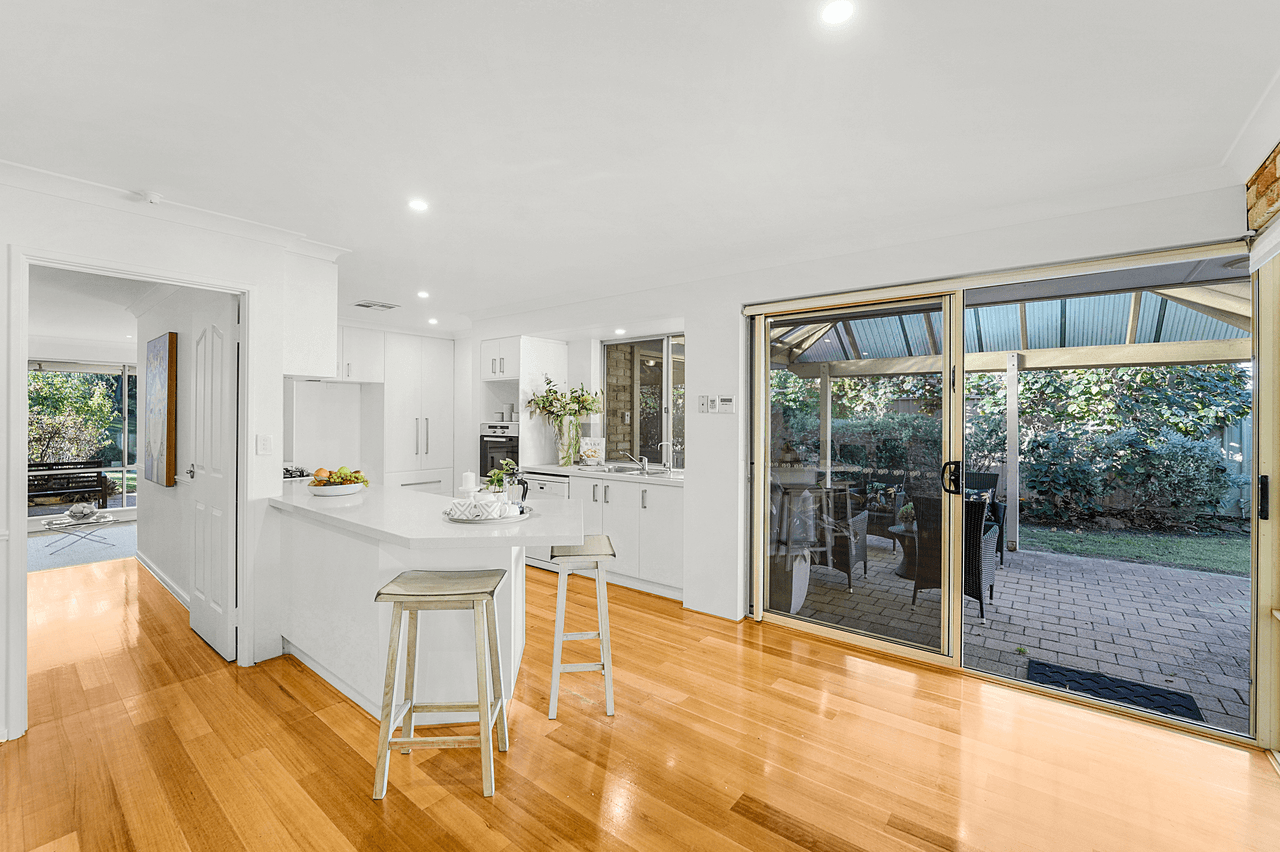 24 Castlecrag Drive, KALLAROO, WA 6025