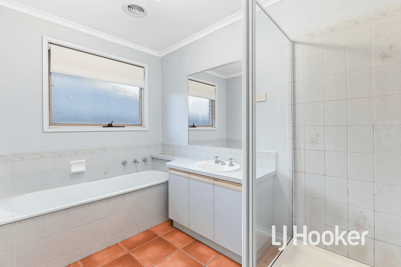 2 Amanda Court, PAKENHAM, VIC 3810